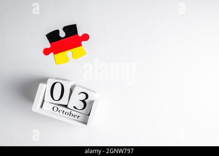 Postkarte für den Tag der deutschen Einheit. Datum 03. oktober, Puzzleteil mit Kopierraum Stockfoto