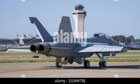 St. Louis, Usa. September 2021. Der erste Block III F/A-18 Super Hornet der US Navy taxt vor dem Auslieferungsflug zum Test and Evaluation Squadron (VX) 23 auf der Naval Air Station Patuxent River, Maryland, am Freitag, dem 24. September 2021, in Richtung Start- und Landebahn am St. Louis Lambert Field. Boeing lieferte den ersten von 78 vertraglich vereinbarten Block III F/A-18 Super Hornets an die US Navy. Foto von Boeing/UPI Credit: UPI/Alamy Live News Stockfoto