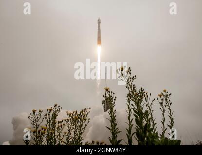 Die United Launch Alliance (ULA) ATLAS V-Rakete mit dem Landsat 9-Satelliten startet am Montag, den 27. September 2021, vom Space Launch Complex 3 auf der Vandenberg Space Force Base in Kalifornien. Der Satellit Landsat 9 ist ein gemeinsamer Satellit der NASA und der USA Geologische Survey-Mission, die das Erbe der Überwachung Earths von Land- und Küstenregionen fortsetzen wird. Obligatorische Gutschrift: Bill Ingalls/NASA über CNP Stockfoto