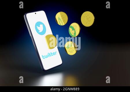 Buenos Aires, Argentinien - 27. September 2021: Handy mit Twitter-Logo und Bitcoins aus dem Bildschirm. 3d-Illustration. Stockfoto