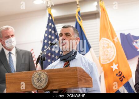 New York, NY - 27. September 2021: Mitchell Katz, CEO von Health and Hospitals, spricht, während Bürgermeister Bill de Blasio die Pressebereitschaft hält, nachdem er den Gefängniskomplex über die Situation auf der Insel Rikers besichtigt hatte Stockfoto