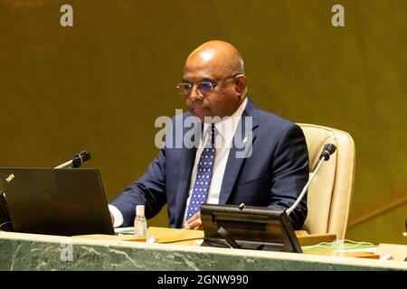 New York, NY - 27. September 2021: Abdulla Shahid, Präsidentin der 76. UN-Generalversammlung, spricht vor dem UN-Hauptquartier Stockfoto