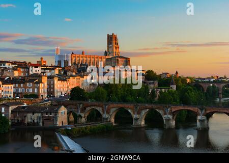 Albi - Frankreich Ste Cecile Basilika an Stadt Albi, mit Brücken und Flüsse. Fotografie, aufgenommen während des Sonnenuntergangs.  Basilika Ste Cecile À Albi, Avec ses ponts Stockfoto