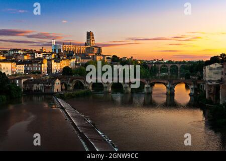 Albi - Frankreich Ste Cecile Basilika an Stadt Albi, mit Brücken und Flüsse. Fotografie, aufgenommen während des Sonnenuntergangs.  Basilika Ste Cecile À Albi, Avec ses ponts Stockfoto