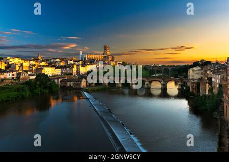 Albi - Frankreich Ste Cecile Basilika an Stadt Albi, mit Brücken und Flüsse. Fotografie, aufgenommen während des Sonnenuntergangs.  Basilika Ste Cecile À Albi, Avec ses ponts Stockfoto