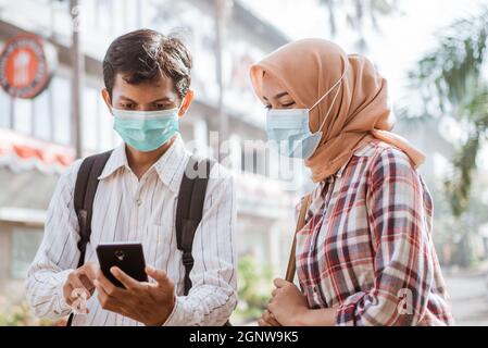 Asiatische Frau und Mann mit medizinischen Einweg-Maske, um Viren zu vermeiden Stockfoto