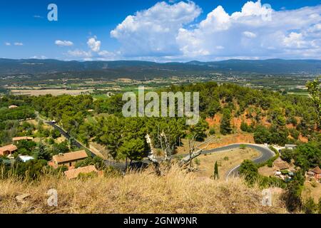 Panoramablick auf den Naturpark Luberon vom Dorf Roussillon in Frankreich Stockfoto