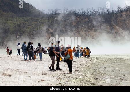 Bandung, Indonesien-26. September 2021: Atmosphäre des Kawah Putih Kraters in Ciwidey West Java, in der Nähe der Stadt Bandung. Stockfoto