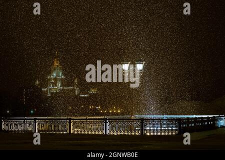 Moskau, Russland. Januar 2019. Nachtbeleuchtung auf dem Poklonnaya-Hügel.im Zentralmuseum des Großen Vaterländischen Krieges von 1941-1945 auf dem Poklonnaya-Hügel fand die Premiere des Films ''T-34'' von Regisseur Alexei Sidorov statt.der Film wurde vom Teilnehmer des Großen Vaterländischen Krieges, Wladimir Eroschenko, sehr geschätzt. Die als Mitglied der T-34-Besatzung gekämpft haben. 'Dieser Film bringt mich zurück in die Tage, als wir die Faschisten geschlagen haben, und wenn ich euch in diesem Saal ansehe, verstehe ich, dass wir nicht umsonst gekämpft haben', sagte der Veteran. (Bild: © Mihail Siergiejevicz/SOPA Images Stockfoto