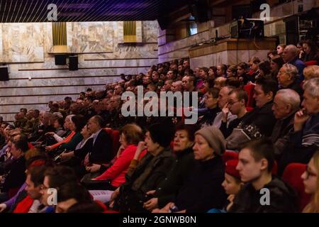 Moskau, Russland. Januar 2019. Im Kino versammelten sich die Menschen zur Vorführung des Films ''T-34''.im Zentralmuseum des Großen Vaterländischen Krieges von 1941-1945 auf dem Poklonnaya-Hügel fand die Premiere des Films ''T-34'' durch den Regisseur Alexei Sidorov statt.der Film wurde von den Teilnehmern des Großen Vaterländischen Krieges sehr geschätzt, Vladimir Eroschenko, der als Mitglied der T-34-Crew kämpfte. 'Dieser Film bringt mich zurück in die Tage, als wir die Faschisten geschlagen haben, und wenn ich euch in diesem Saal ansehe, verstehe ich, dass wir nicht umsonst gekämpft haben', sagte der Veteran. (Bild: © M Stockfoto