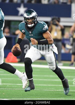 Arlington, Usa. September 2021. Philadelphia Eagles Quarterback Jalen Hurts kriegt gegen die Dallas Cowboys während ihres NFL-Spiels im AT&T Stadium in Arlington, Texas, am Montag, 27. September 2021. Foto von Ian Halperin/UPI Credit: UPI/Alamy Live News Stockfoto