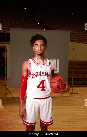 Bloomington, Usa. September 2021. Der Basketballspieler der Indiana University, Khristian Lander (4), posiert während des Medientages des Teams in der Simon Skjodt Assembly Hall in Bloomington für ein Porträt. Kredit: SOPA Images Limited/Alamy Live Nachrichten Stockfoto