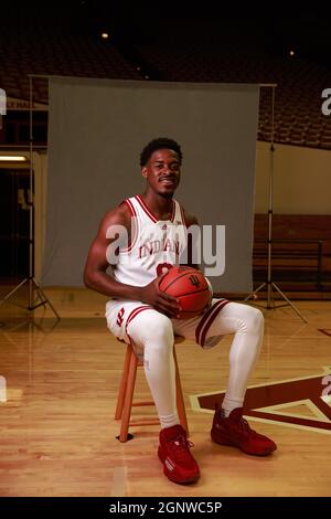 Bloomington, Usa. September 2021. Der Basketballspieler der Indiana University, Xavier Johnson (0), posiert während des Medientages des Teams in der Simon Skjodt Assembly Hall in Bloomington für ein Porträt. Kredit: SOPA Images Limited/Alamy Live Nachrichten Stockfoto