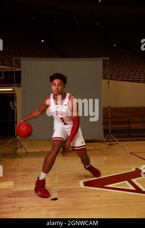 Bloomington, Usa. September 2021. Der Basketballspieler der Indiana University, Rob Phinisee (1), posiert während des Medientages des Teams in der Simon Skjodt Assembly Hall für ein Porträt. Kredit: SOPA Images Limited/Alamy Live Nachrichten Stockfoto