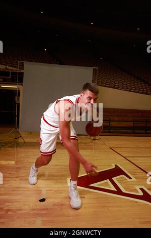 Bloomington, Usa. September 2021. Miller Kopp (12), Basketballspieler der Indiana University, posiert während des Medientages des Teams in der Simon Skjodt Assembly Hall in Bloomington für ein Porträt. (Foto von Jeremy Hogan/SOPA Images/Sipa USA) Quelle: SIPA USA/Alamy Live News Stockfoto