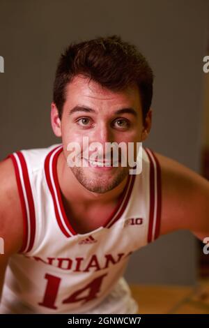 Bloomington, Usa. September 2021. Nathan Childress (14), Basketballspieler der Indiana University, posiert während des Medientages des Teams in der Simon Skjodt Assembly Hall in Bloomington für ein Porträt. (Foto von Jeremy Hogan/SOPA Images/Sipa USA) Quelle: SIPA USA/Alamy Live News Stockfoto