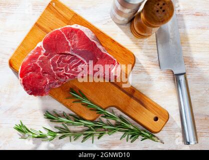 Frisches rohes Rindfleischsteak Stockfoto