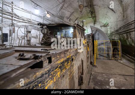 Spezielle unterirdische elektrische Lokomotive, elektrischer Transport für den Transport von Erz im Bergwerk Stockfoto