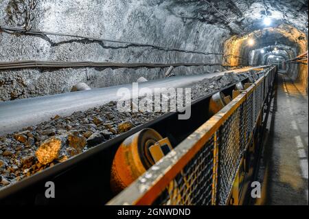 Förderband in einem unterirdischen Tunnel. Transport von Erz an die Oberfläche Stockfoto