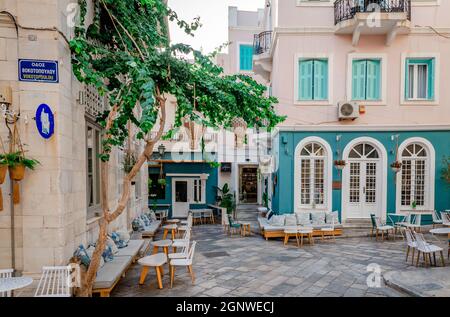 Blick auf Straßencafés und Bars in den Gassen von Ermoupolis, der Hauptstadt von Syros, einer griechischen Insel in der Ägäis. Stockfoto