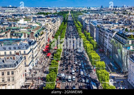 Avenue Champs Elysees Geschäfte Verkehr Cafés Louvre Gebäude Arc de Triomphe Blick auf die Stadt Stadtzentrum Paris Frankreich. Stockfoto