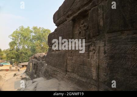 Durchgang zu den Udayagiri Höhlen & Wandnische auf der rechten Seite mit Schnitzereien von Narasimha, dem Löwen-Avatar des Hindu-gottes Vishnu, Vidisha, Indien Stockfoto