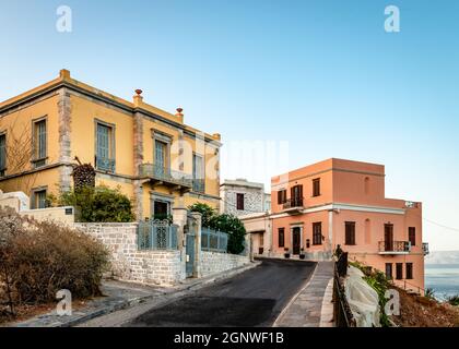 Alte neoklassizistische Villen mit Blick auf die Ägäis im historischen Viertel Vaporia in Ermoupolis, der Hauptstadt der Insel Syros. Kykladen, Griechenland. Stockfoto