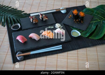 Japanisches Speisekonzept. Köstliches Sushi-Set mit verschiedenen Sushi-Sorten mit Lachs, Thunfisch, Backed Aal, rotem Lachs-Kaviar. Draufsicht Stockfoto