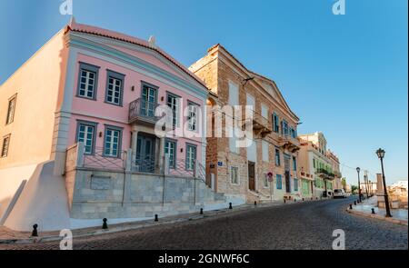 Alte neoklassizistische Villen mit Blick auf die Ägäis im historischen Viertel Vaporia in Ermoupolis, der Hauptstadt der Insel Syros. Kykladen, Griechenland. Stockfoto