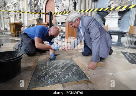 Die Steinmetze Mark Croll und der Künstler John Maine installieren einen Gedenkstein zu Ehren von Sir Roger Bannister in der Westminster Abbey, London, neben den Gräbern von Sir Isaac Newton, Charles Darwin und Professor Stephen Hawking. Sir Roger, der im März 2018 im Alter von 88 Jahren starb, war der erste Mann, der in weniger als vier Minuten eine Meile gelaufen war und allgemein angenommen wurde, dass er über die menschlichen Fähigkeiten hinausging, bis er die Leistung an der Universität Oxford am 6 1954. Mai erreichte. Er wurde ein angesehener Neurologe und fühlte sich immer als Wissenschaftler besser als seine Leistungen in der Leichtathletik. Bilddatum: Freitag, 24. September 20 Stockfoto