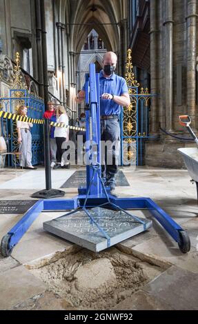 Der Steinmetz Mark Croll installiert in der Westminster Abbey, London, einen Gedenkstein zu Ehren von Sir Roger Banister, neben den Gräbern von Sir Isaac Newton, Charles Darwin und Professor Stephen Hawking. Sir Roger, der im März 2018 im Alter von 88 Jahren starb, war der erste Mann, der in weniger als vier Minuten eine Meile gelaufen war und allgemein angenommen wurde, dass er über die menschlichen Fähigkeiten hinausging, bis er die Leistung an der Universität Oxford am 6 1954. Mai erreichte. Er wurde ein angesehener Neurologe und fühlte sich immer als Wissenschaftler besser als seine Leistungen in der Leichtathletik. Bilddatum: Freitag, 24. September 2021. Stockfoto