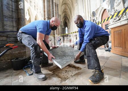 Die Steinmetze Mark Croll und Paul Atkinson errichten in der Westminster Abbey, London, neben den Gräbern von Sir Isaac Newton, Charles Darwin und Professor Stephen Hawking einen Gedenkstein zu Ehren von Sir Roger Banister. Sir Roger, der im März 2018 im Alter von 88 Jahren starb, war der erste Mann, der in weniger als vier Minuten eine Meile gelaufen war und allgemein angenommen wurde, dass er über die menschlichen Fähigkeiten hinausging, bis er die Leistung an der Universität Oxford am 6 1954. Mai erreichte. Er wurde ein angesehener Neurologe und fühlte sich immer als Wissenschaftler besser als seine Leistungen in der Leichtathletik. Bilddatum: Freitag, 24. September 2021. Stockfoto