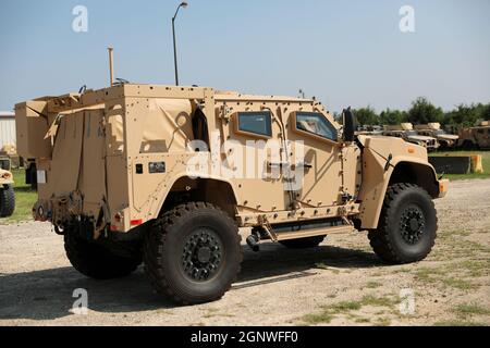 US Army Reserve Soldaten des U.S. Army Civil Affairs and Psychological Operations Command (Airborne) nahmen am Einführungstraining des Joint Light Tactical Vehicle (JLTV) vom 25. Bis 26. August 2021 im USACAPOC(A) Hauptquartier, Fort Bragg, N.C., Teil, als Teil des ersten JLTV-Feldzuges für das Kommando. Stockfoto