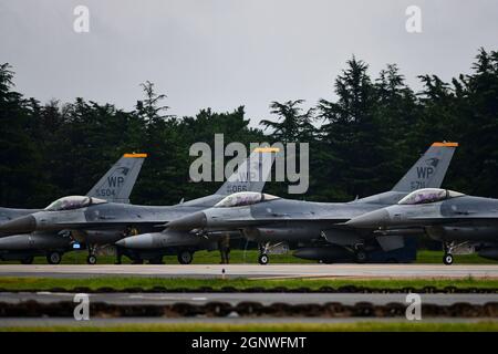 Drei F-16-Kampffalken, die dem 80. Jagdgeschwader zugewiesen wurden, warten auf die letzten Inspektionen am Ende der Landebahn auf dem Kunstan Air Base, Republik Korea, 21. September 2021. Die 80. FS Juvats, auch bekannt als die Headhunters, wurde am 6. Januar 1942 in Mitchell Field, New York, gegründet. (USA Foto der Luftwaffe von Staff Sgt. Mya M. Crosby) Stockfoto