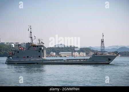 U.S. Army Landing Craft, Utility (LCU) 2009, zugewiesen an U.S. Army 836. Transportbataillon verlässt Kommandant, Fleet Activites Sasebo (CFAS) 27. September 2021. LCU 2009 transportierte JGSDF-Manöver-Kampffahrzeuge von Yokohama, North Dock, nach CFAS im Rahmen der Übung Rikuen, die die Interoperabilität zwischen der US-Marine, der US-Armee und den japanischen Selbstverteidigungskräften stärkte. (USA Navy Foto von Mass Communication Specialist 1st Class Jeremy Graham) Stockfoto