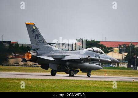 Eine F-16 Kampffalke, die dem 80. Jagdgeschwader zugewiesen wurde, hebt von der Start- und Landebahn des Kunstan Air Base, Republik Korea, ab, 21. September 2021. Die 80. FS wurde 16 von F-4C Phantoms auf F-1981 Fighting Falcons umgestellt und ist damit die erste Einheit, die Kampfjets an überseeischen Orten anschaffen konnte. (USA Foto der Luftwaffe von Staff Sgt. Mya M. Crosby) Stockfoto