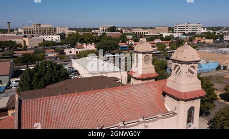 Nachmittags Luftaufnahme der städtischen Innenstadt von Modesto, Kalifornien, USA. Stockfoto