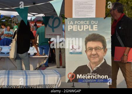 Marseille, Frankreich. September 2021. Ein Plakat des stellvertretenden Kandidaten Jean-Luc Mélenchon für die französischen Präsidentschaftswahlen von 2022, das die linksextreme Partei „La France insoumise“ (LFI) während des Festes der Popular Union.Organized gesehen hat, Das Fest der Volksunion beginnt den Wahlkampf des französischen Abgeordneten Jean-Luc Mélenchon für die französischen Präsidentschaftswahlen 2022. (Bild: © Gerard Bottino/SOPA Images via ZUMA Press Wire) Stockfoto