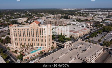 Nachmittags Luftaufnahme der städtischen Innenstadt von Modesto, Kalifornien, USA. Stockfoto