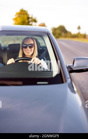 Glückliche Frau Steuerwagen Stockfoto