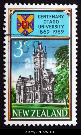 NEUSEELAND - UM 1973: Eine in Neuseeland gedruckte Briefmarke zeigt die Otago University, hundertjähriges Jubiläum der University of Otago, um 1973 Stockfoto