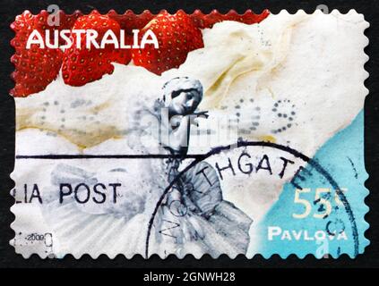 AUSTRALIEN - UM 2009: Eine in Australien gedruckte Briefmarke zeigt Dessert Pavlova, benannt nach der russischen Balletttanzerin Anna Pavlova, um 2009 Stockfoto