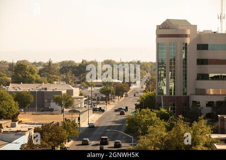 Nachmittags Luftaufnahme der städtischen Innenstadt von Modesto, Kalifornien, USA. Stockfoto