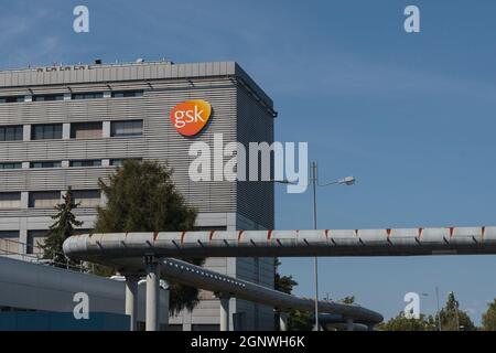 POZNAN, POLEN - 05. Sep 2021: Eine horizontale Aufnahme der Fassade der GlaxoSmithKline Pharmaceuticals SA in Poznan, Polen Stockfoto