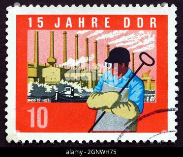 DDR - UM 1964: Eine in der DDR gedruckte Briefmarke zeigt Stahlarbeiter, Fabrik, um 1964 Stockfoto