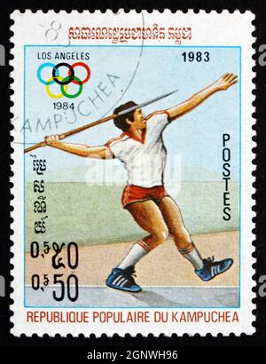 KAMBODSCHA - UM 1983: Eine in Kambodscha gedruckte Briefmarke zeigt Javelin, Olympische Sommerspiele 1984, Los Angeles, um 1983 Stockfoto