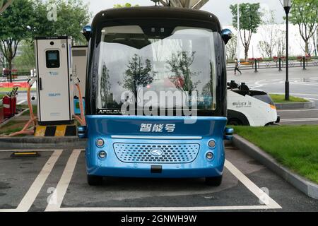 CHONGQING, CHINA - 03. Oktober 2020: Ein kleiner blauer, selbstfahrende Bus mit Elektroantrieb in Chongqing, China Stockfoto