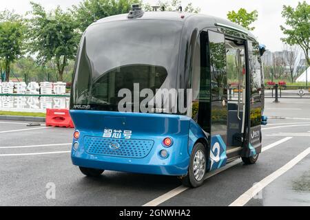 CHONGQING, CHINA - 03. Oktober 2020: Ein kleiner blauer, selbstfahrende Bus mit Elektroantrieb in Chongqing, China Stockfoto