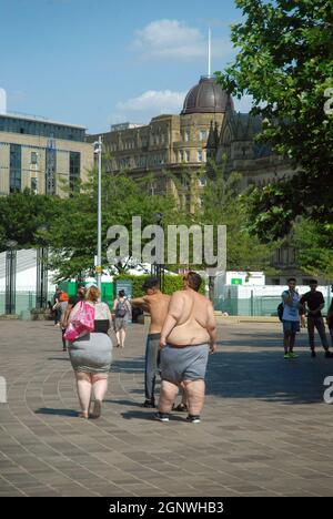 Junge übergewichtige Paar zu Fuß in City Park, Bradford, Yorkshire, England. Stockfoto