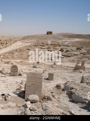 Nabi Musa, Israel - 26. September 2021: Der Friedhof, der dem Propheten Moses Mausoleum in der Judäa-Wüste, Israel, beigelegt ist. Stockfoto